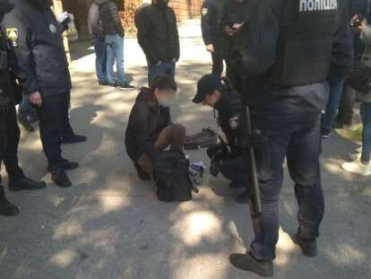 девушка принесла зеленку