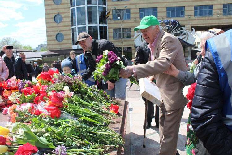 ветеран возложил цветы