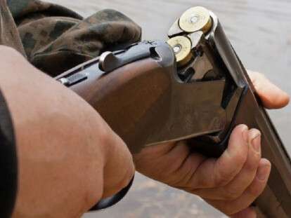 мужчина выстрелил из ружья в сожительницу