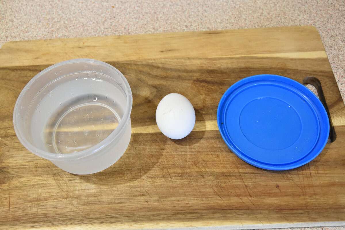как почистить яйца2