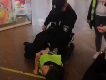 задержали силой