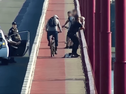 Патрульные спасли женщину