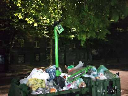 самокат в мусорке