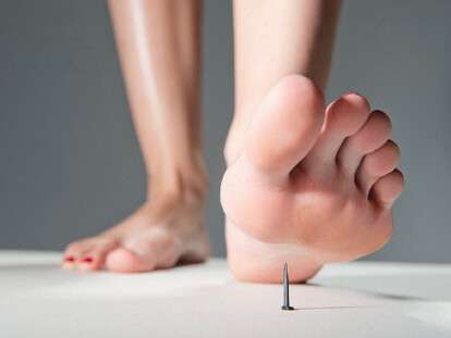 наступила на гвоздь