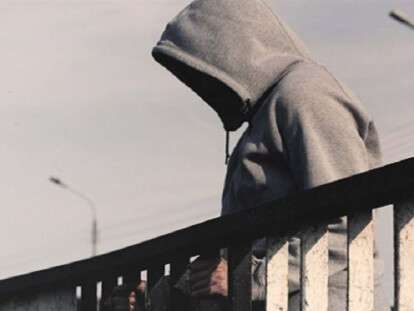 парень на мосту