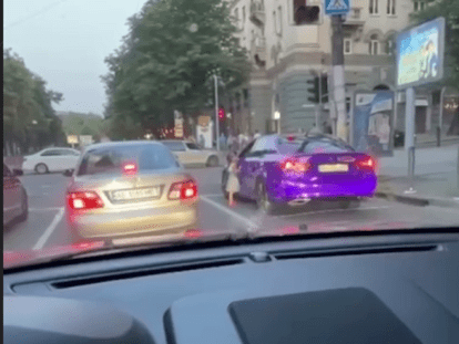 просит денег