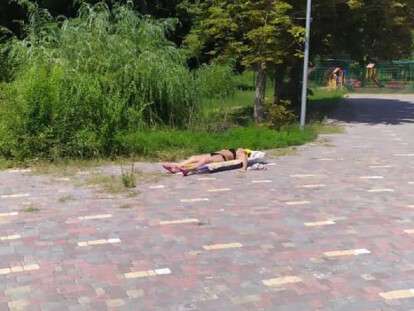 женщина чилит