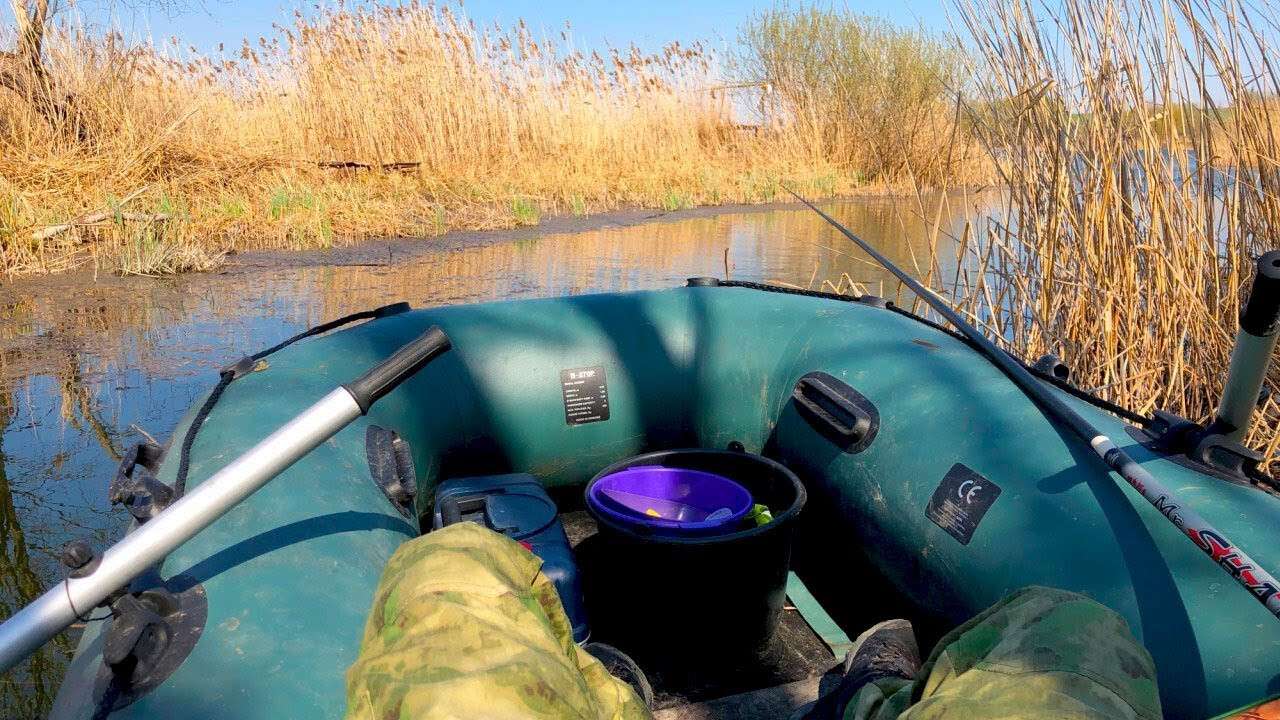 Ловля с лодки весной. Лодка для рыбалки. Рыбак на резиновой лодке. Рыбалка с лодки в камышах. Поплавочная рыбалка с лодки.