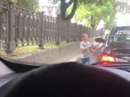 Попрошайничает