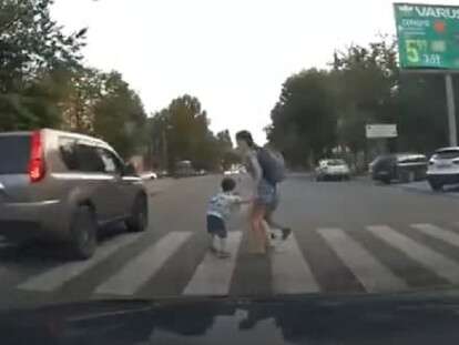 чуть не сбили ребенка