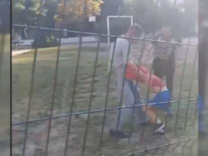 пристает к детям