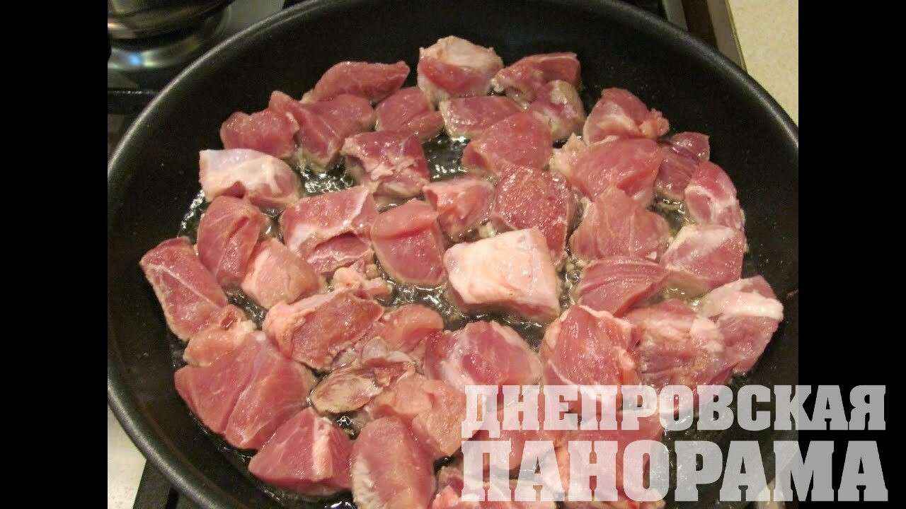 мясо на сковороде