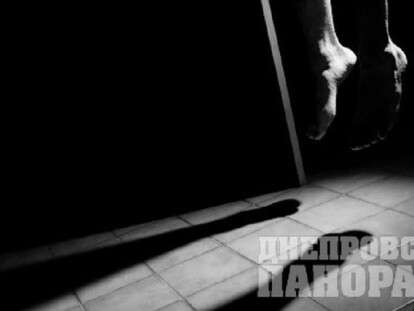 повесилась