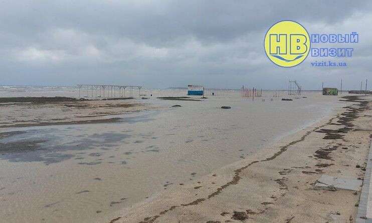 Азовское море, затопило пляж в Геническе