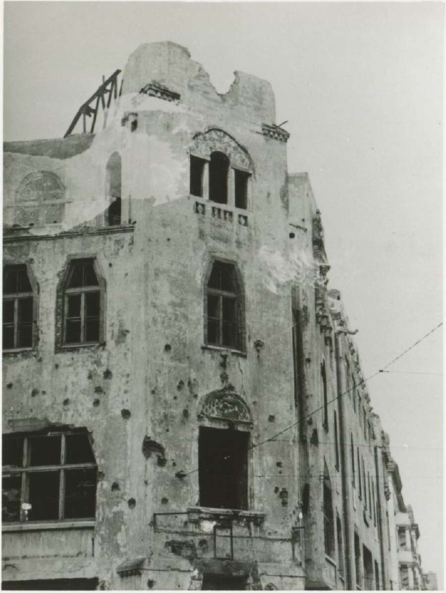 Фото разрушеного после войны украинского дома