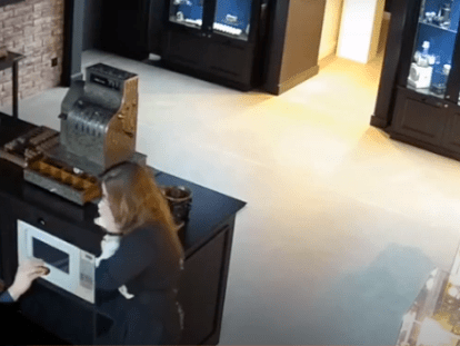 предложение руки и сердца в музее