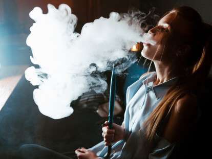 devushka-kotoraia-kurit-kalian-i-vydykhaet-dym