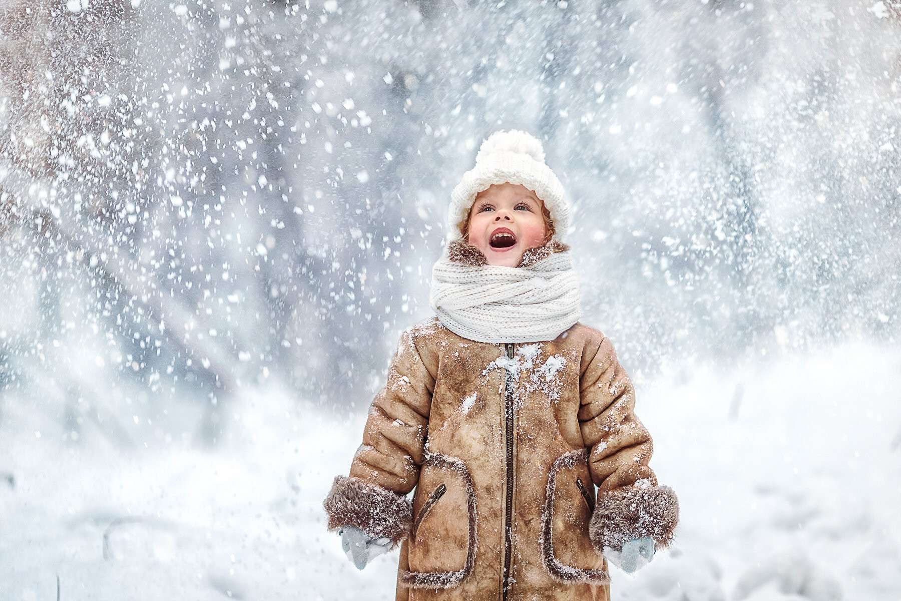 Можно снежок ребенка. Дети зимой. Дети радуются снегу. Снегопад для детей. Счастье зима.