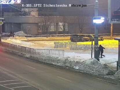 мужчина напал на женщину