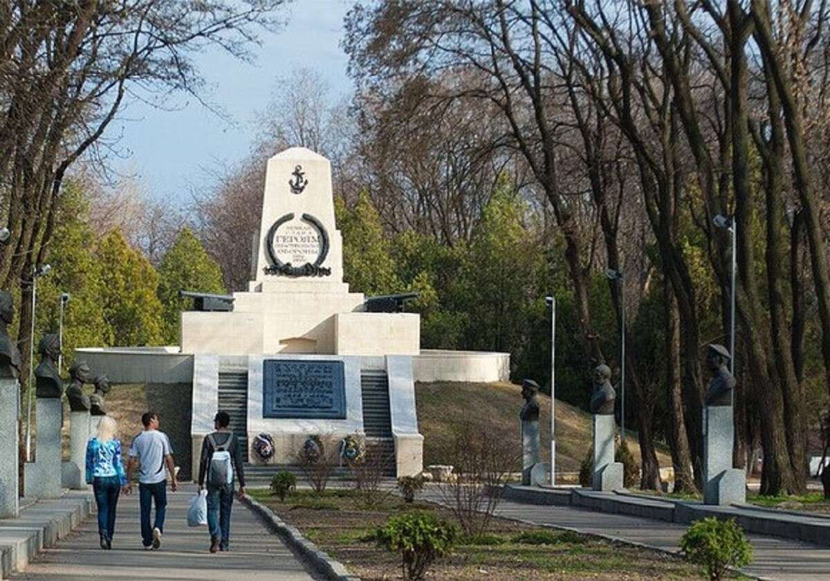 Аллея адмиралов. Севастопольский парк Днепр. Севастопольский парк аллея Днепропетровск. Днепропетровск-Днепр-парк-памятник. Днепропетровск памятник защитникам.