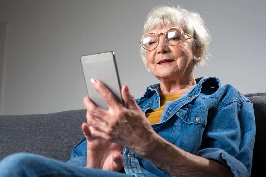 бабушка со смартфоном