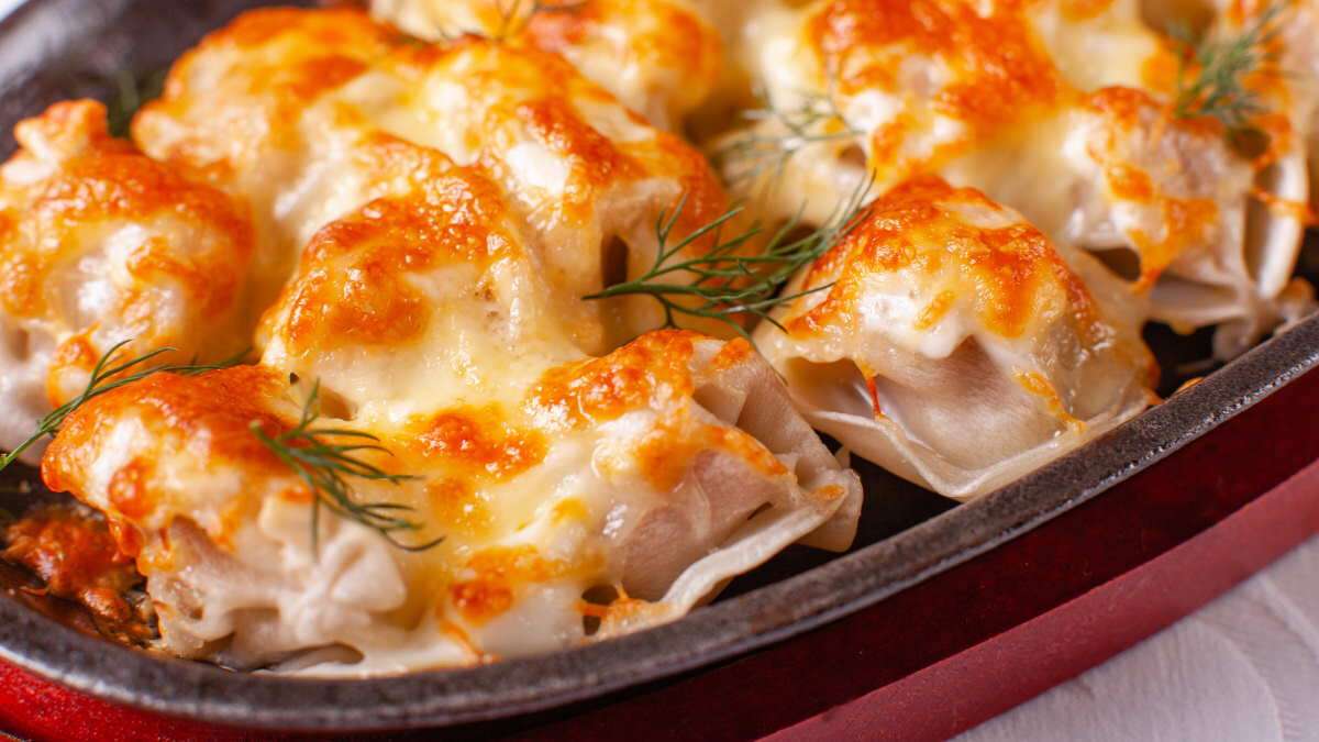 Жареные пельмени в соусе с сыром. Жареные пельмени в соусе с сыром. Жареные пельмени в соусе с сыром. Жареные пельмени с сыром. Жареные пельмени в молоке.