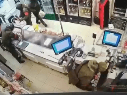 оккупанты обносят магазин