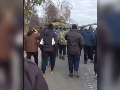 сдают назад