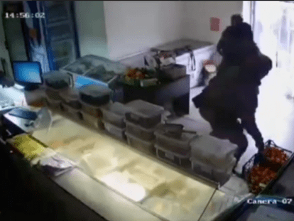 оккупанты обносят магазин