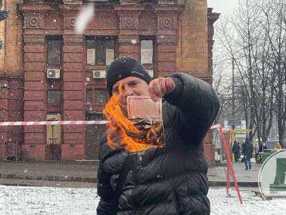 сжигает паспорт3