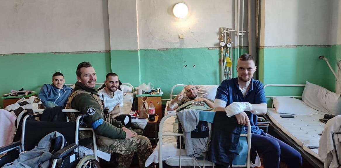 Перевальск госпиталь. Военный госпиталь раненные. Раненый солдат в госпитале. Раненые на Украине в госпитале.