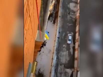 повесила флаг