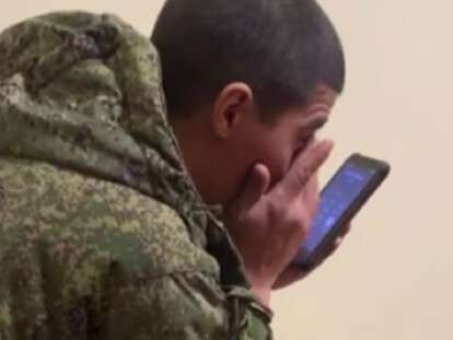 Говорит по телефону оккупант