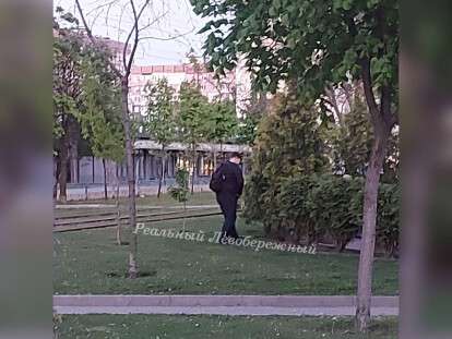 в Днепре неизвестные справляют нужду на улице