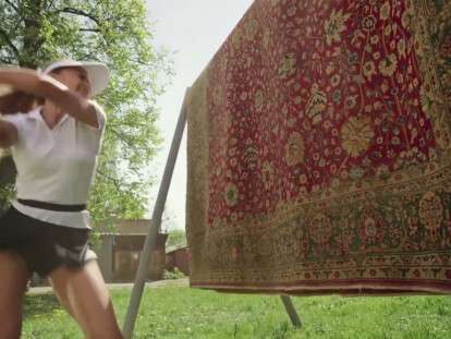 выбивают ковер