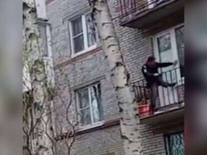 Выломал дверь