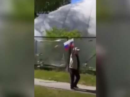 мужик с российским флагом в риге