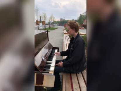 россиянин сыграл гимн украины