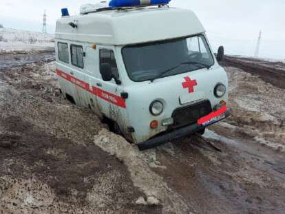 скорая застряла в грязи