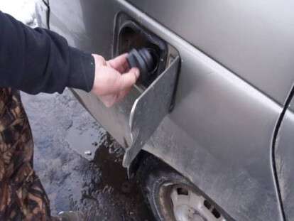 сливают бензин