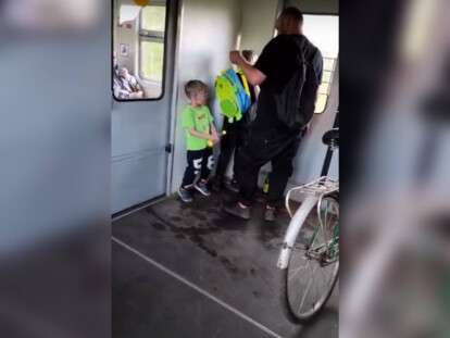 мужчина обматерил мальчика с желто-синим рюкзаком