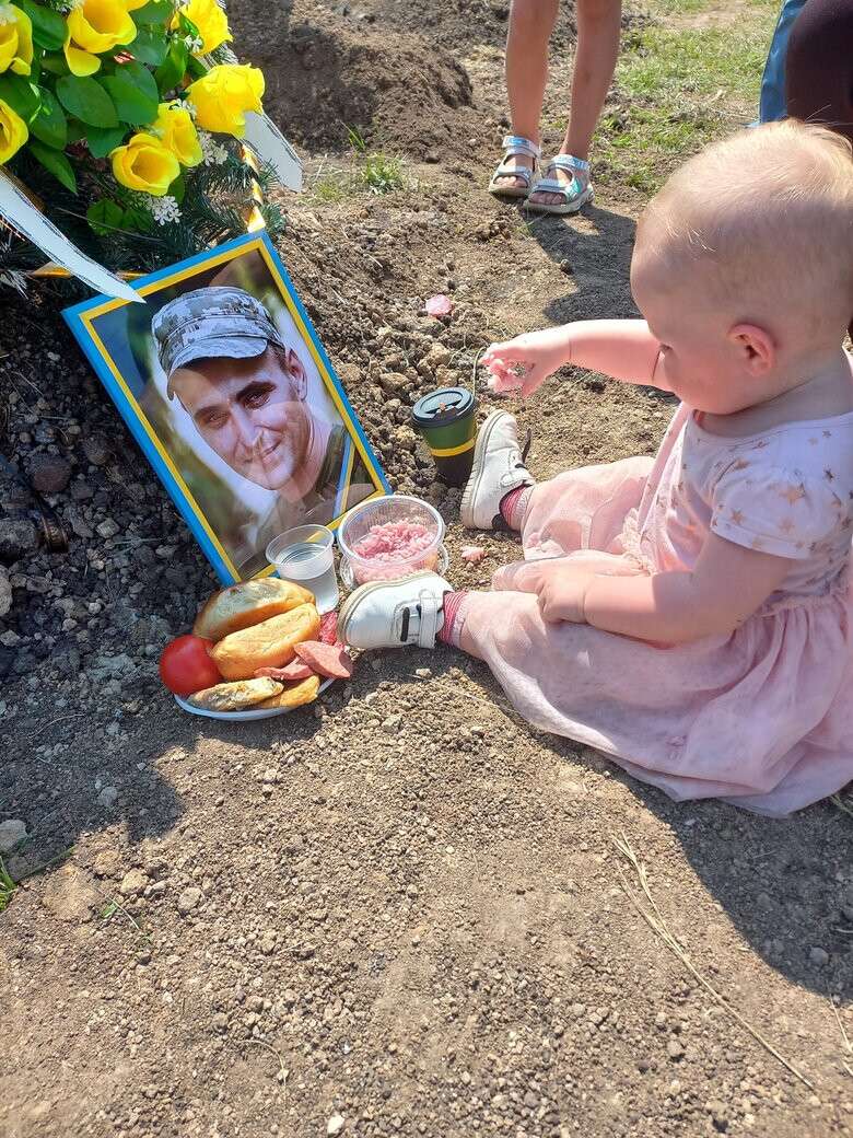 дочь посетила могилу отца