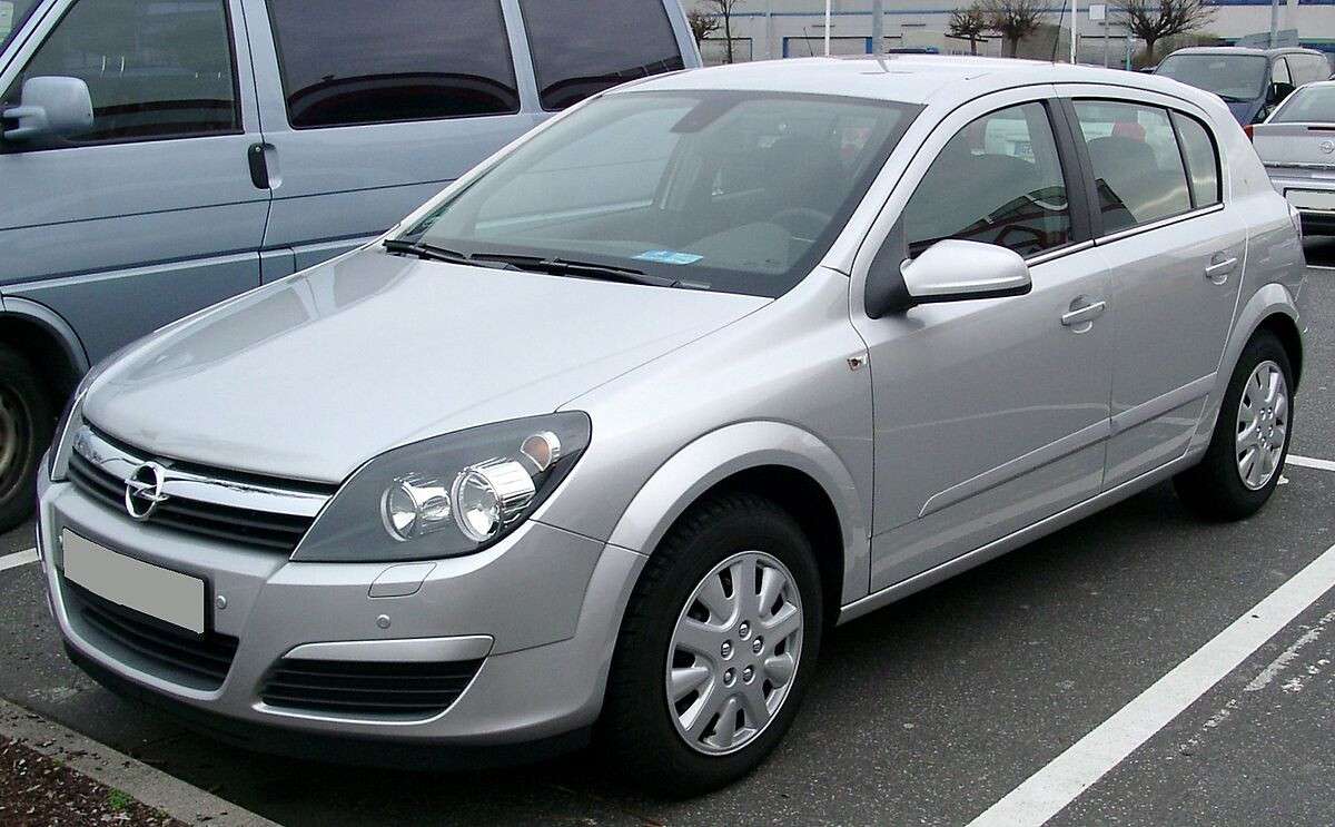 1200px-Opel_Astra_front_20080306