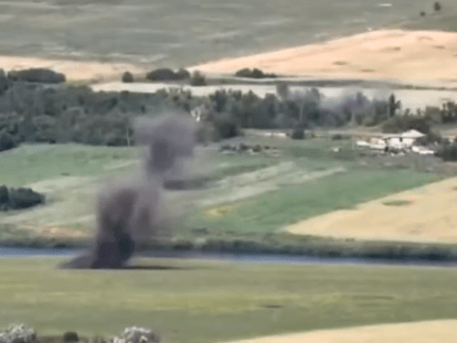 уничтожают технику оккупантов