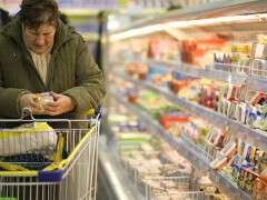 парень оплатил покупки женщине