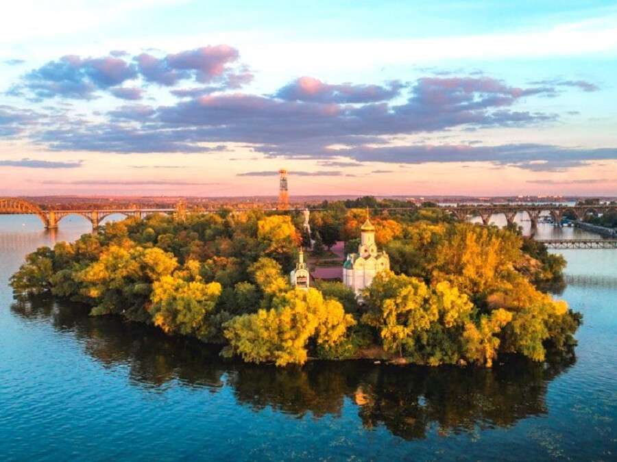 Река днепр. Монастырский остров Днепр. Река Днепр в Днепропетровске. Монастырский остров Днепр фото. Монастырский остров, Днепр осень.