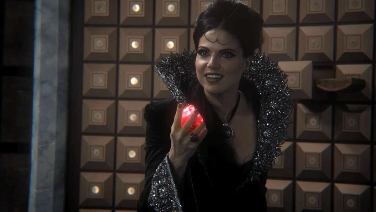 Evil-Queen-Regina-Mills-1x07-The-Heart-is-a-Lonely-Hunter-the-evil-queen-regina-mills-27624221-1280-720