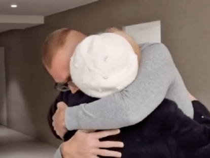 доцент вернулся домой