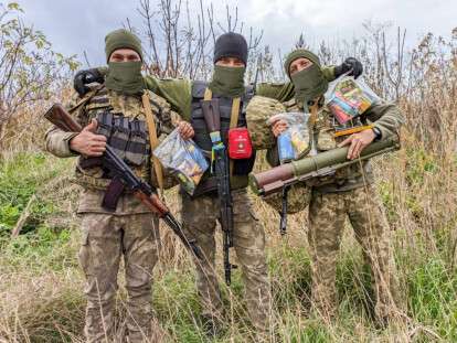 Военные с продуктами