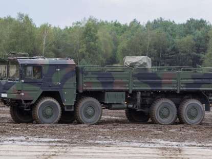 Военный грузовик